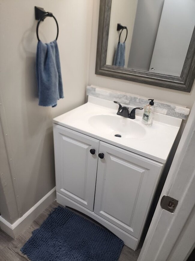 Building Photo - Beautiful Lower Level Studio apartment loc...