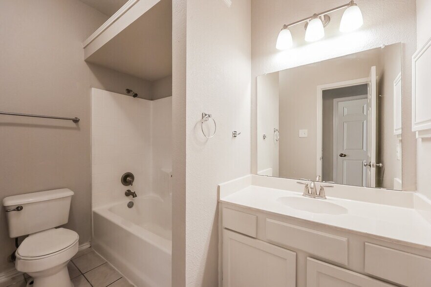 Building Photo - 2808 Earle Dr
