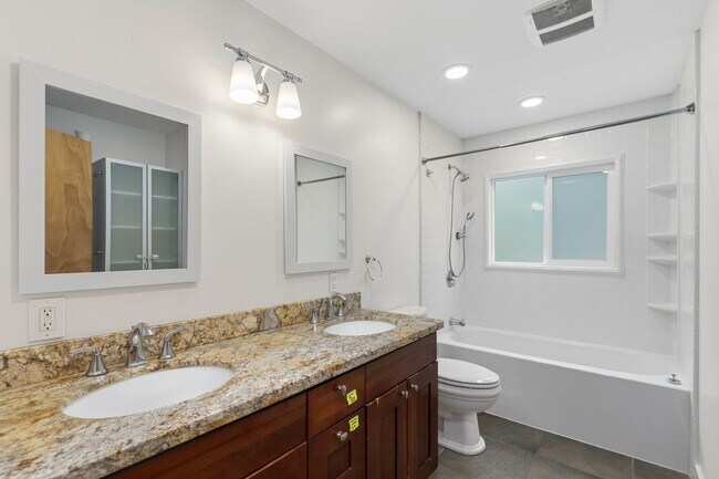 Building Photo - 5306 Beach Dr SW
