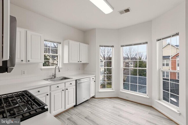 Building Photo - 4131 Fountainside Ln