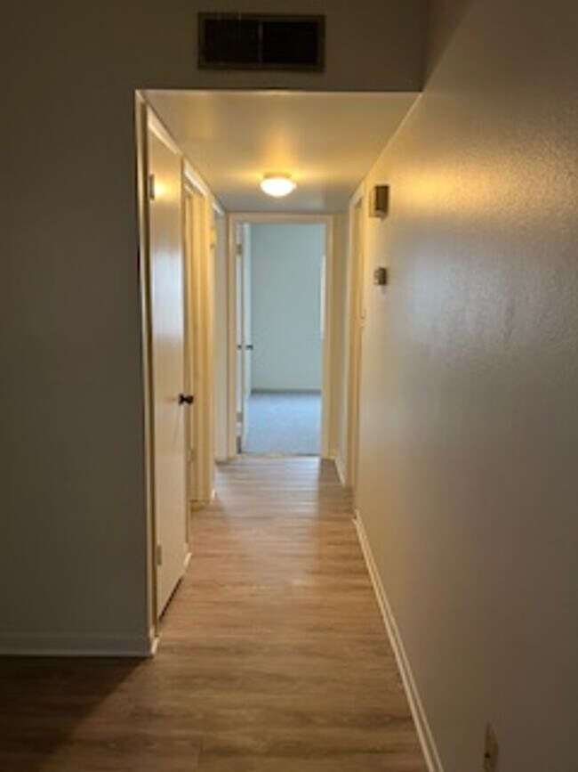 Building Photo - Charming 2 Bedroom 1 bath unit at Habana P...