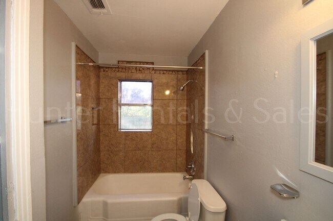 Building Photo - Well-Maintained Three-Bedroom In North Killeen!