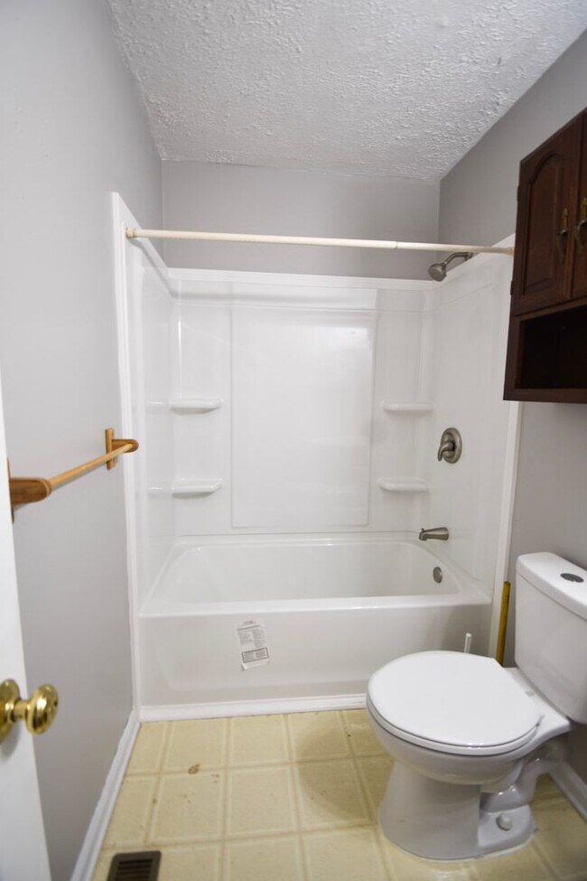Building Photo - 3 Bedroom 1.5 Bathroom- no pets