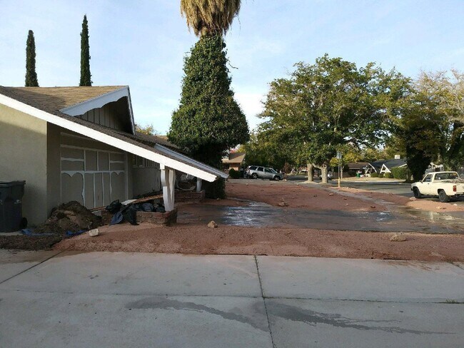 Building Photo - Huge 4/2 house located on a very desirable area. section 8 approved