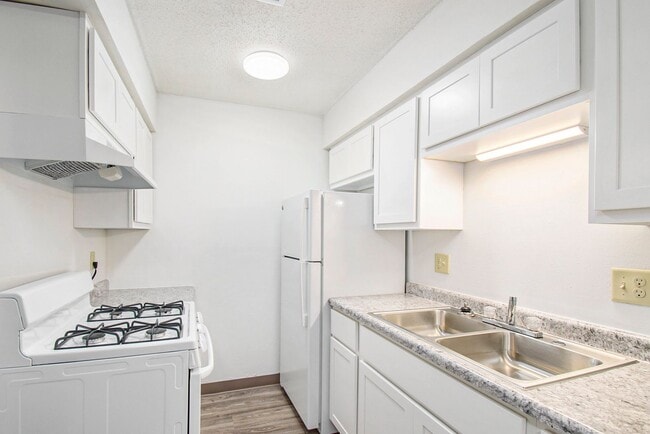 Building Photo - Woodcreek Apartments