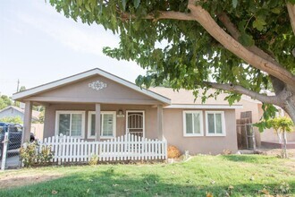 Building Photo - Cozy 3 Bedroom 2 Bath