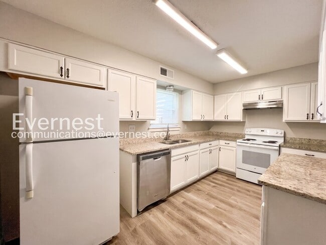 Building Photo - 3-Bed/2-Bath Home with Patio/Available Now!