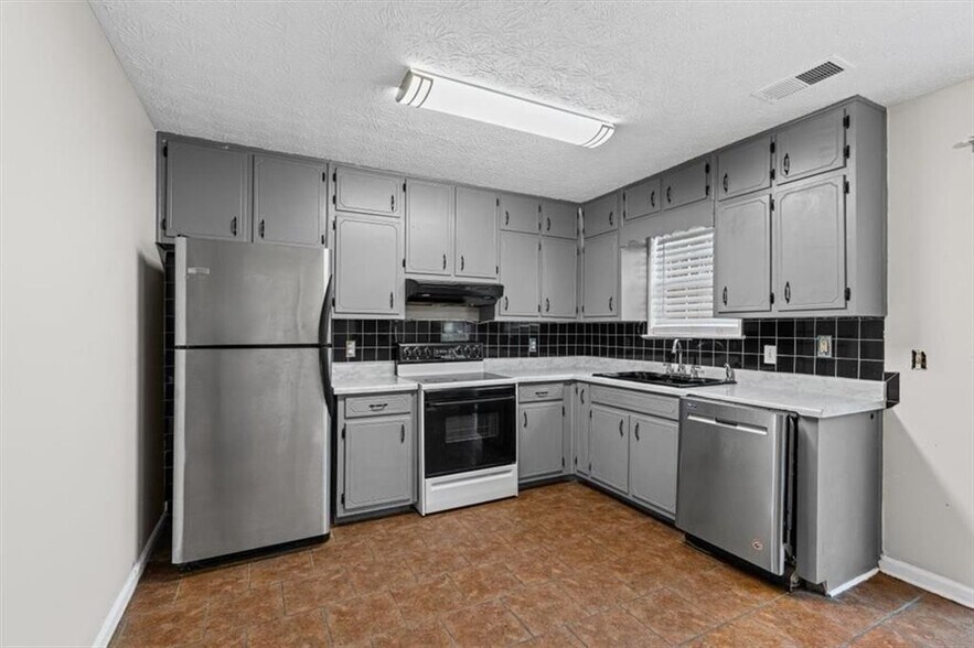 Building Photo - 120 Woodcrest Dr