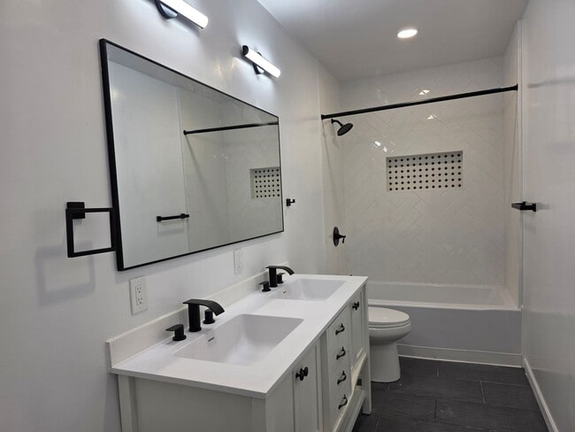 Building Photo - Fully Updated 4 bedroom 2 bathroom Apartment for rent in the Northside!