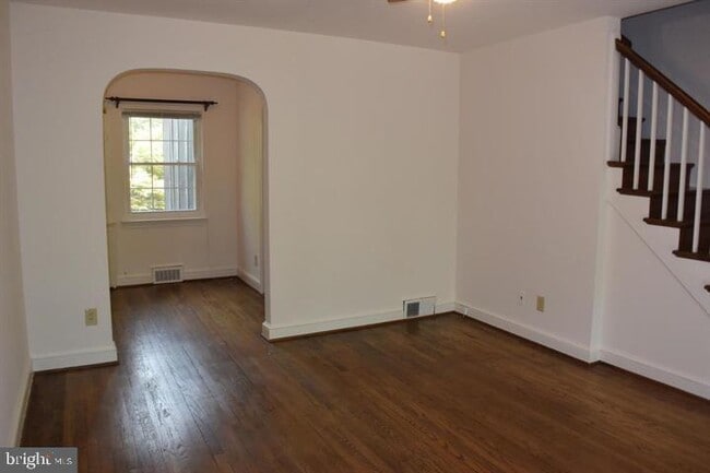 Building Photo - 524 E Luray Ave