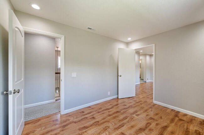 Building Photo - 3661 Slopeview Dr