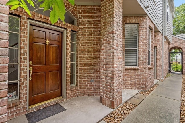 Building Photo - 612 Detering St