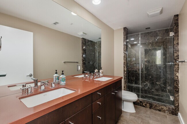 Building Photo - 780 E Palm Canyon Dr