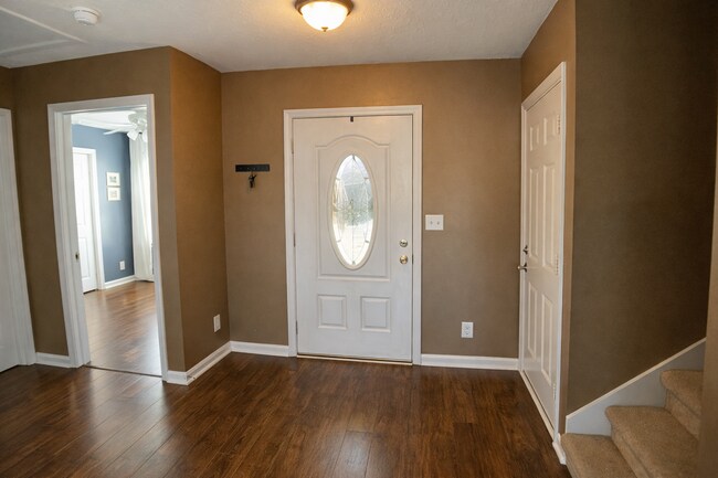 Building Photo - $1800 3 Bedrooms 2.5 Bath Brick Home with a bonus room!