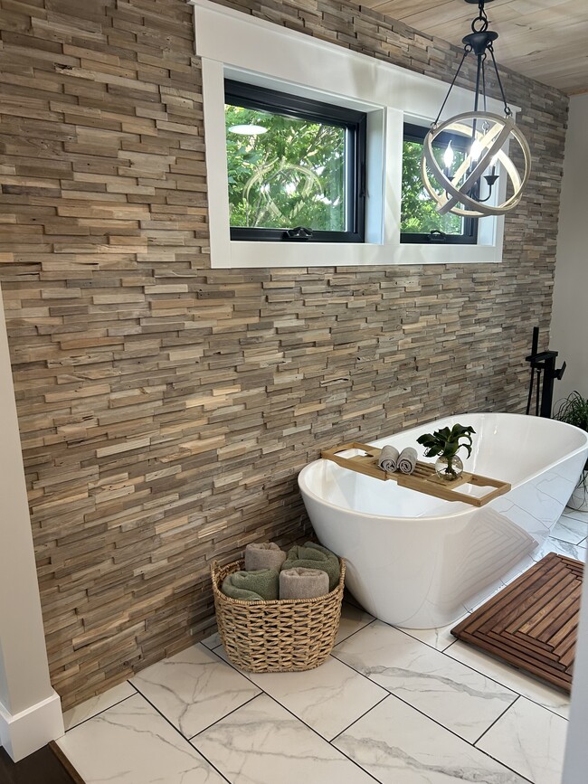 master soaker tub - 8481 Blackman Rd