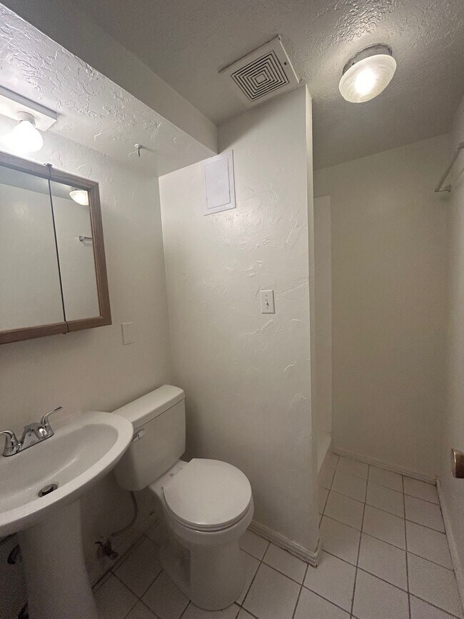 Building Photo - 1005 1/2 Park Lane-