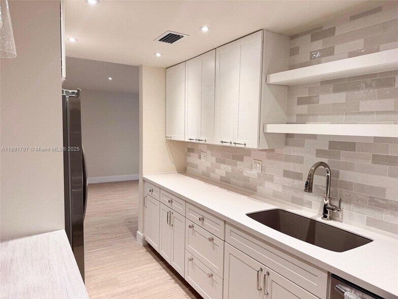 Building Photo - 90 Edgewater Dr