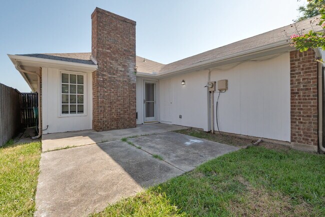 Building Photo - Charming 2BD Home in Far North Dallas
