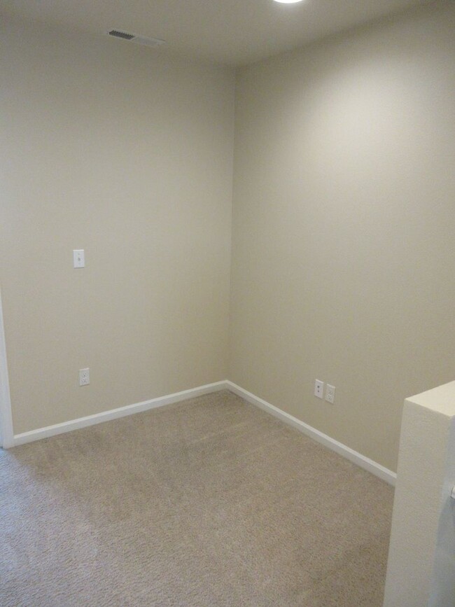Building Photo - Newer 3 bedroom in South Salem