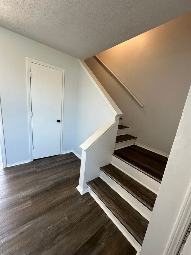 Building Photo - WELCOME HOME! Cute 2 Bedroom 1 Bathroom with Garage!