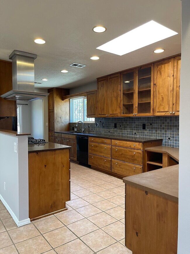 Building Photo - Single Family Home