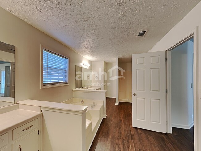 Building Photo - 2860 Cove Crossing Dr
