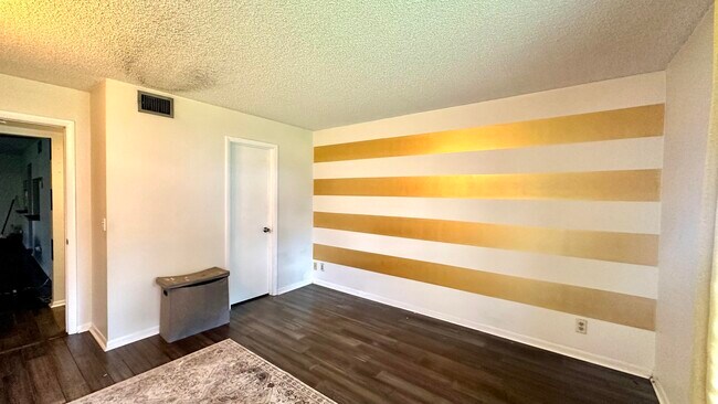 Building Photo - 533 Shady Pine Way