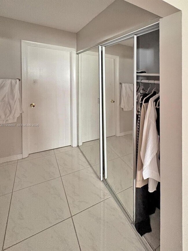 Building Photo - 401 Golden Isles Dr