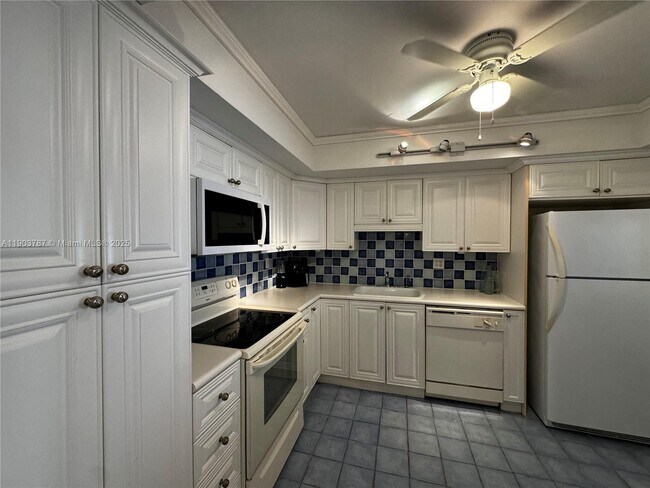 Building Photo - 18061 Biscayne Blvd