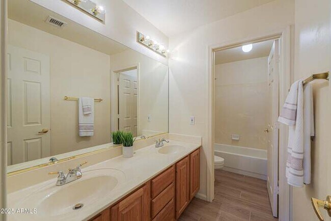 Building Photo - Stunning Cobble Creek II home with pool an...