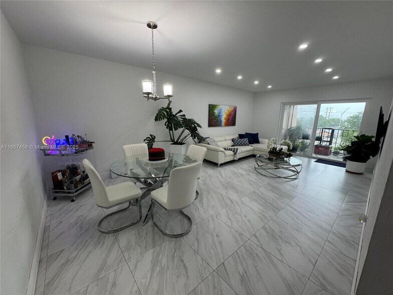 Building Photo - 13715 Kendale Lakes Cir