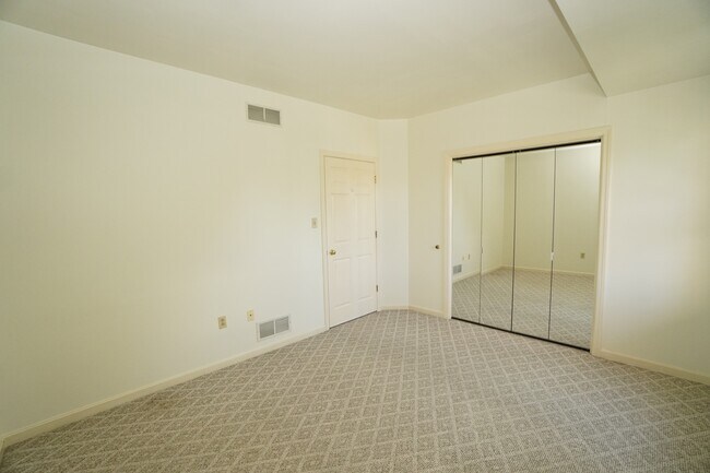 Building Photo - 2445 Old Greentree Rd