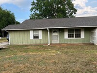 Building Photo - 11 Glenda Dr