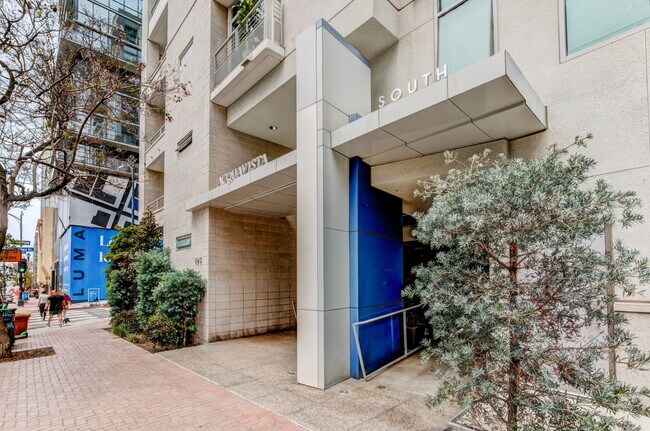 Building Photo - Condo - Heart of Downtown San Diego