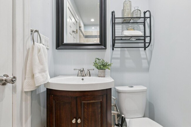 Building Photo - 1228 Catharine St