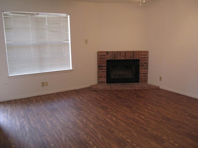 Building Photo - 929 W Hickory St