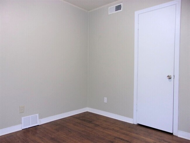 Building Photo - 3 BED 1 BATH IN CASADY HEIGHTS ADDITION OF THE VILLAGE