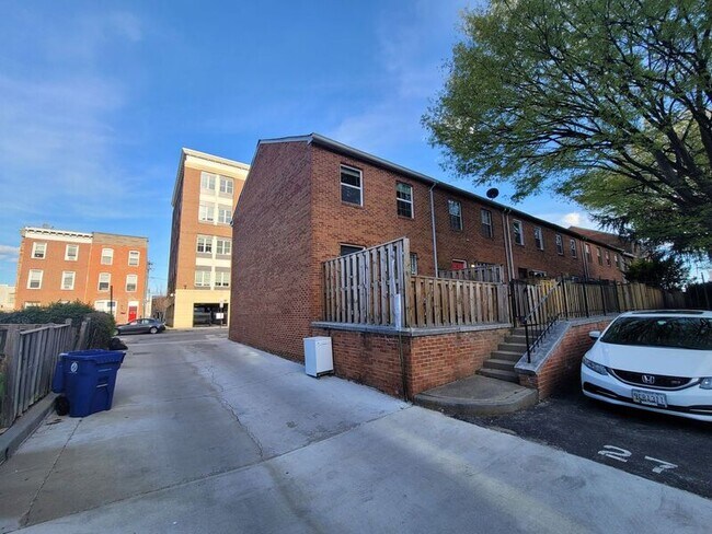 Building Photo - 418 N Washington St