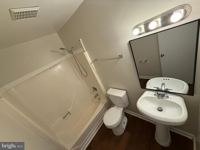 Building Photo - 4 Manchester Ct