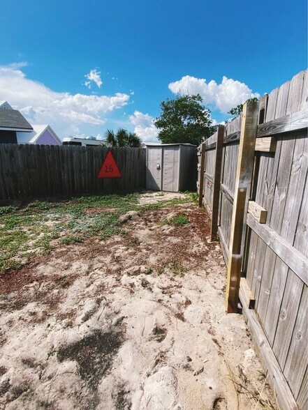 Building Photo - 5204 Beach Dr