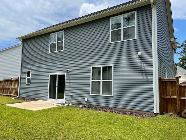 Building Photo - Like new home on cul-de-sac lot with 3 bed...