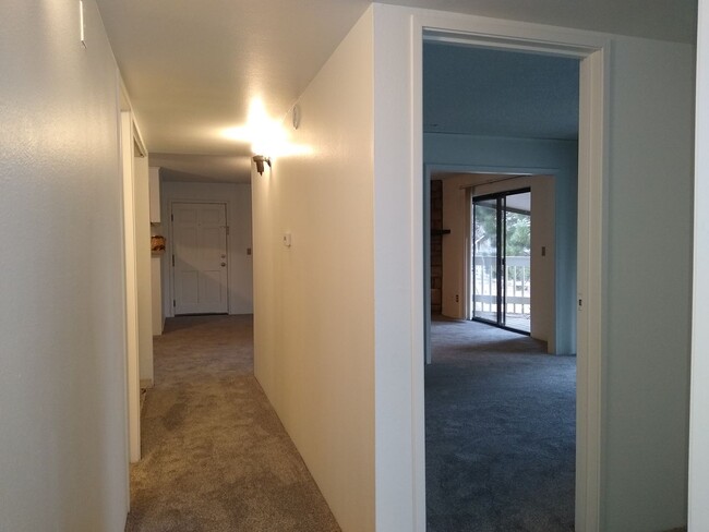 Building Photo - Awesome 2 Bedroom w/ Study 2 Bath Robinwoo...