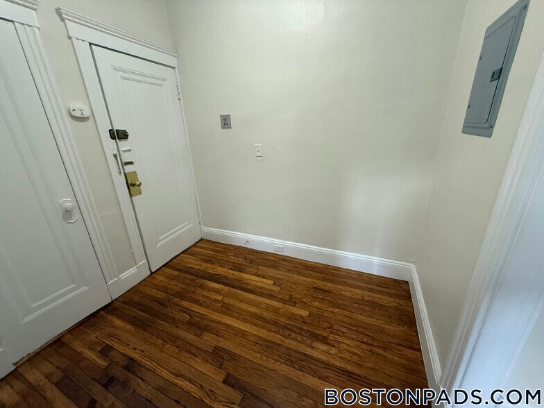 Building Photo - 1185 Boylston St