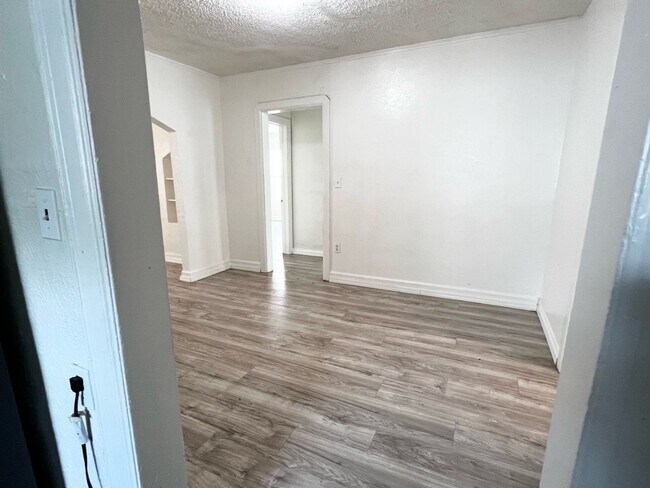 Building Photo - Huge 2 bed 1 bath