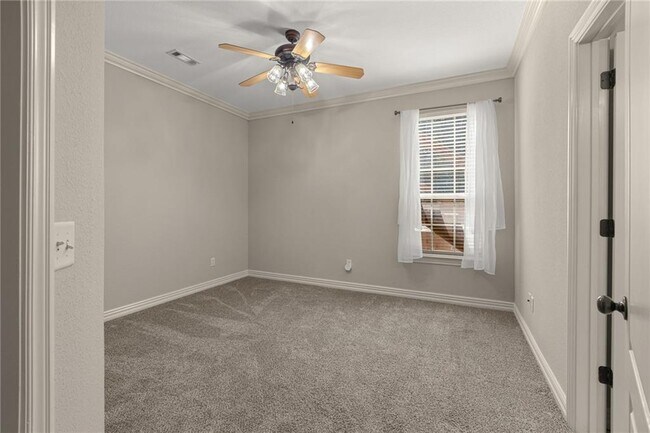 Building Photo - 621 Rockcliff Rd