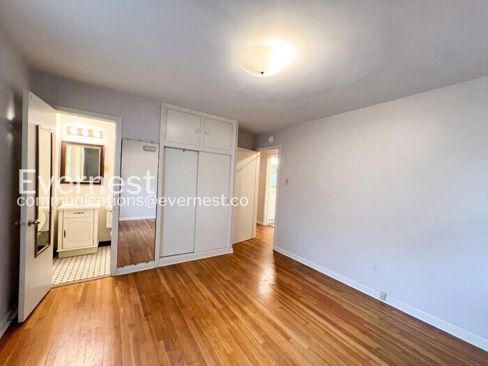 Building Photo - 4984 Welchshire Ave