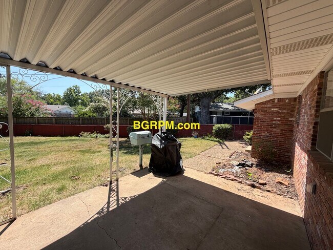 Building Photo - 2210 Crestwood Rd