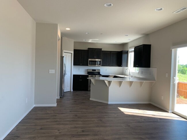 Building Photo - GORGEOUS 5BD, 3BA, 2-CAR GARAGE! AMENITIES...