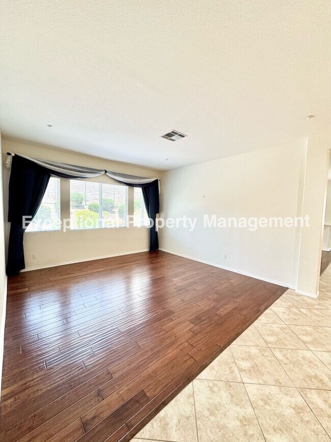 Building Photo - Beautiful 3 bedroom 3 bathroom single stor...