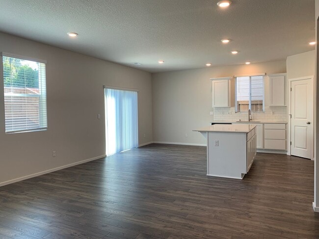 Building Photo - 4 BED/2.5 BATH PLUS A HUGE BONUS ROOM! HIGH END FINISHES! LARGE FENCED BACKYARD !